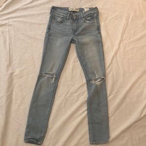 Extremely cute light wash ripped jeans